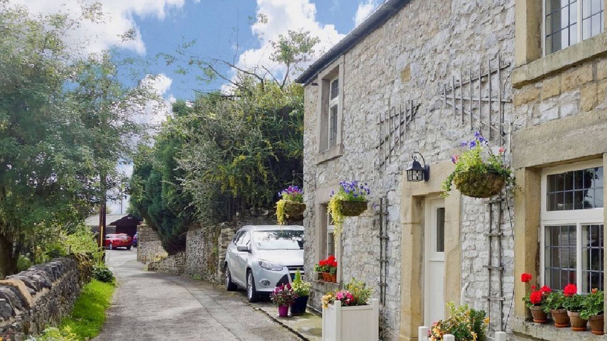 Tideswell Cottage | Luxury Cottage Sleeping 8, Pet Friendly in Historic Village of Tideswell.