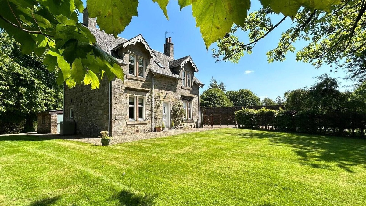 Dalry Cottage | Luxury Cottage With Lovely Countryside Views