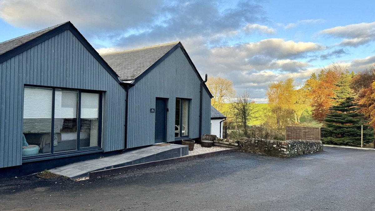 Buchlyvie House | Luxury country gatehouse with hot tub