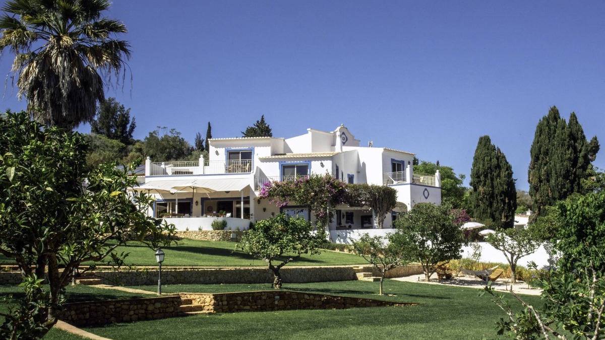 Funchal Villa | Luxury country house sleeps 17 with huge gardens, private pool, BBQ & sea views