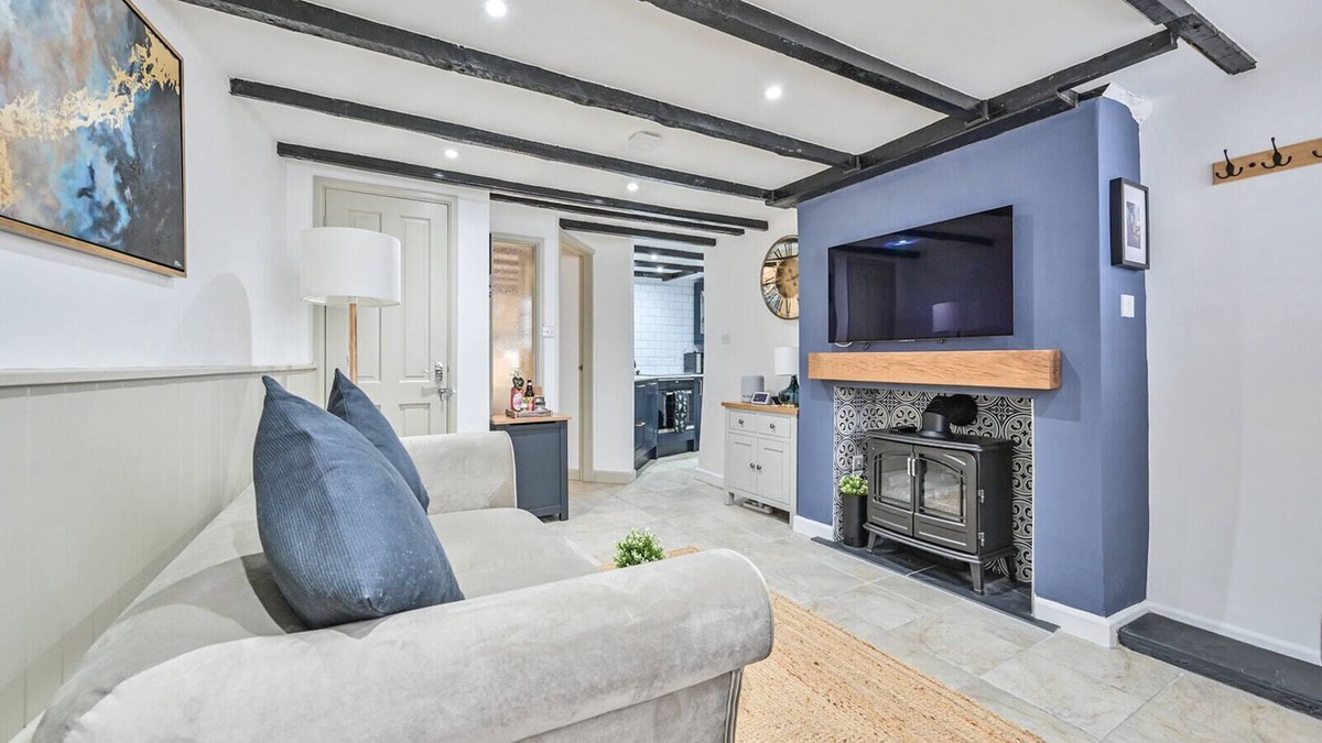 Polperro Cottage | Luxury Couple's Getaway With River Views and Parking in the Heart of Polperro
