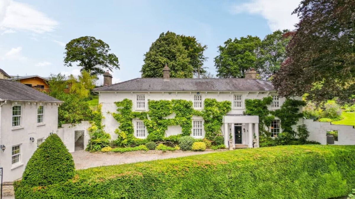Cowbridge House | Luxury Cowbridge Manor House with outdoor swimming pool