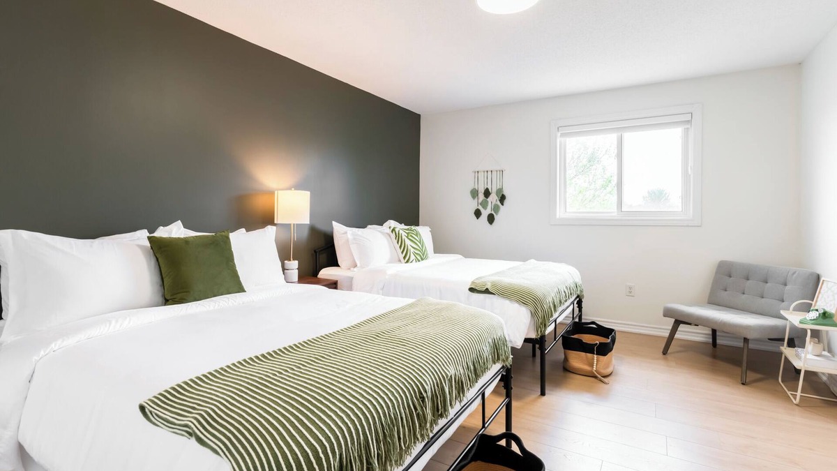 Barrie House | Luxury Cozy Family Retreat w/King Bed | BBQ Grill | Game Room | Garden View