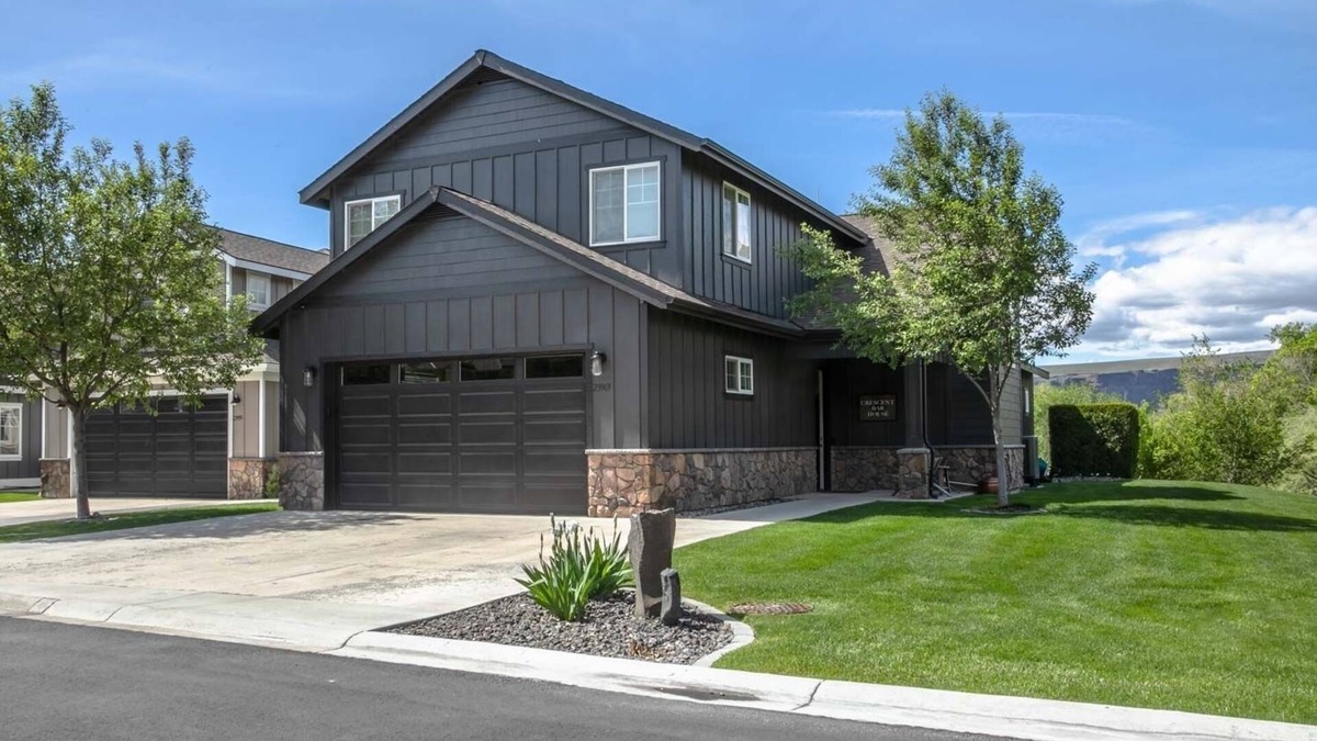 Quincy House | Luxury Crescent Bar Home close to The Gorge, Misson Ridge on the Columbia River