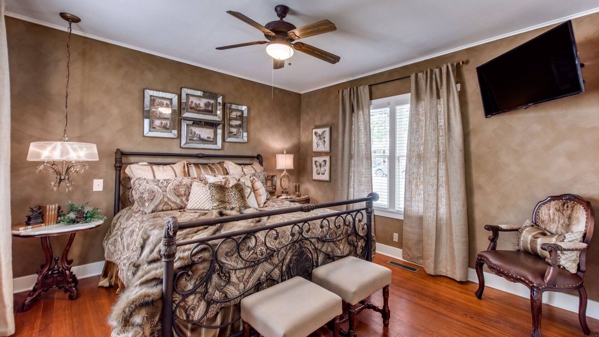 Fredericksburg Cottage | ❤️Luxury Crockett Street Retreat, hot tub and outdoor fireplace! Downtown
