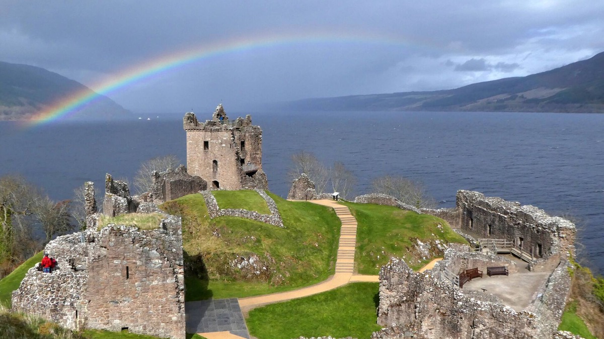 Lewiston Cottage | Luxury Croft over looking Loch Ness & Urquhart Bay. Loch Views.