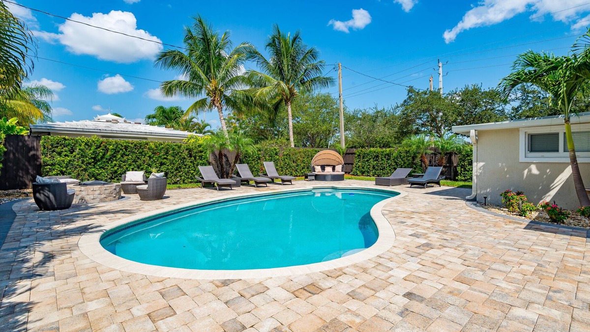 Poinsettia Heights House | LUXURY D/T OASIS 4/4 SLEEPS 12 BEACHES & NIGHTLIFE