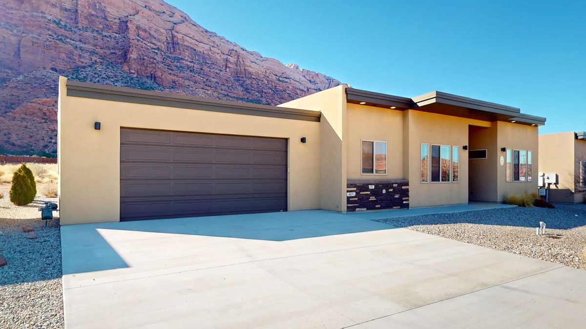 Moab South Valley House | Luxury desert condo with hot tub and mountain views - near town
