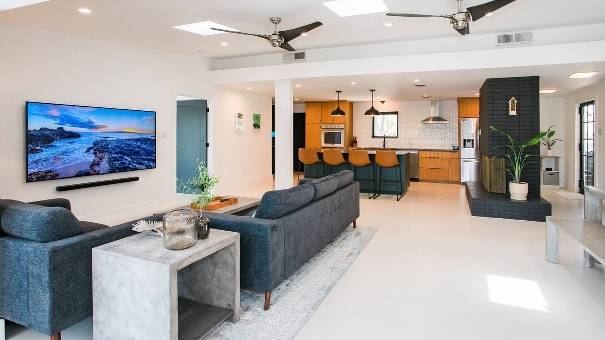 Lakeway House | Luxury Designer Home Close to Marina