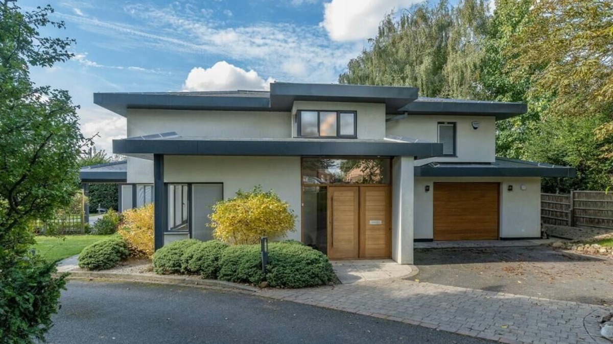 Plumtree House | Luxury detached 4bed house Sleeps 8 in Village location with garden & driveway!