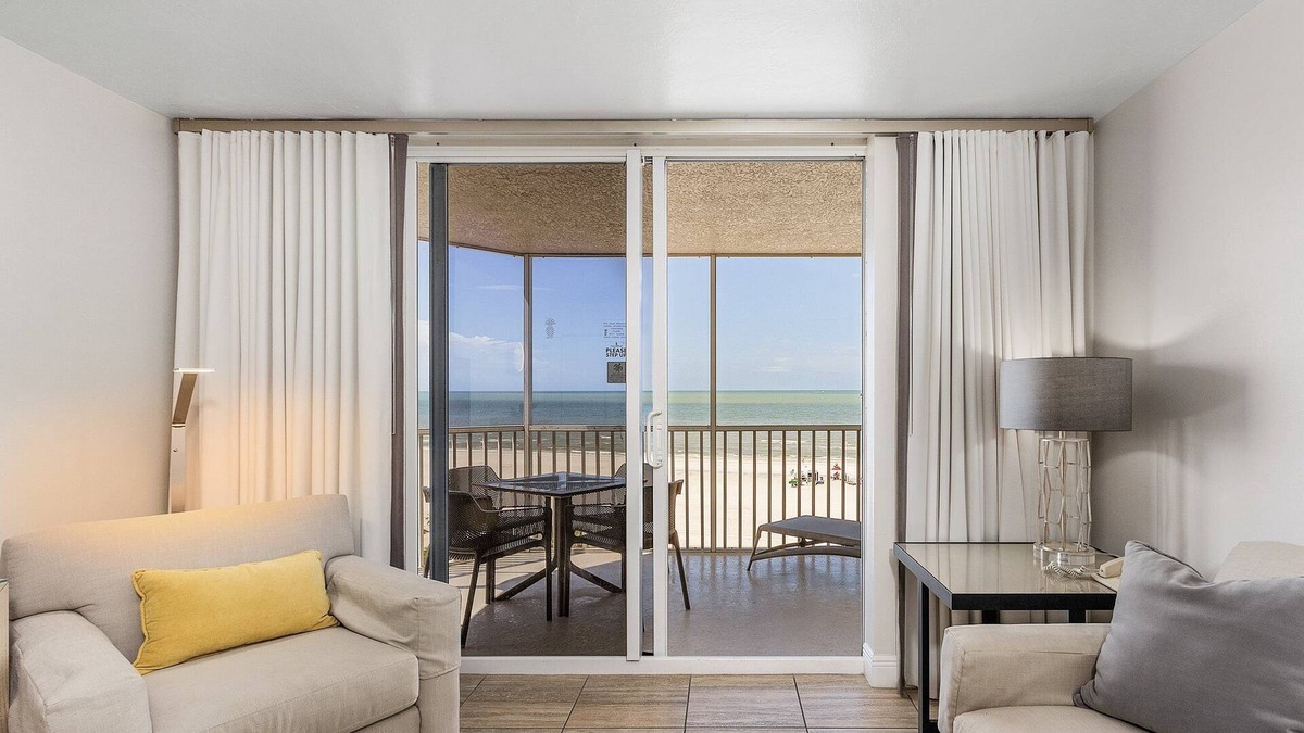 Fort Myers Beach Resort | Luxury Diamond Head Beach Front Private Condo / Pool with all Amenities!