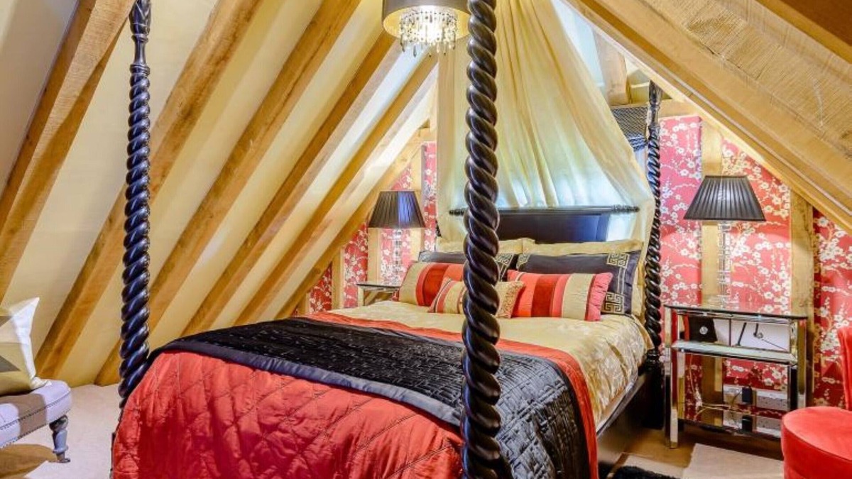 Charlton-on-Otmoor House | Luxury, dog friendly cottage, hot tub & short stroll to pub …& resident alpaca!