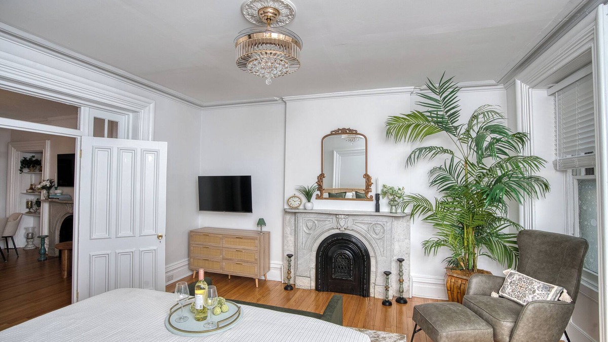 Troy Apartment | Luxury Downtown 2 bd w/Backyard, grill