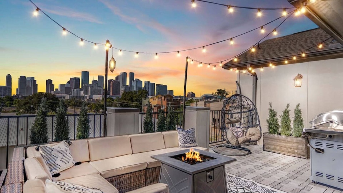 East Downtown Houston House | Luxury Downtown Home w Rooftop Deck in the Skyline