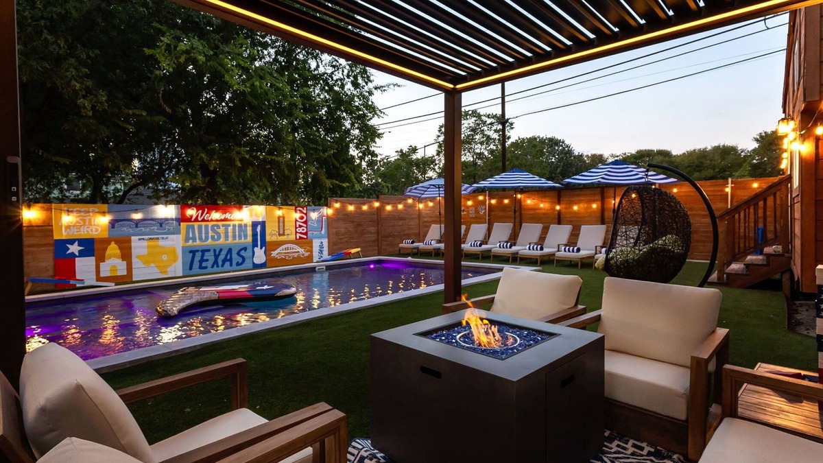 East Cesar Chavez House | Luxury Downtown Retreat w/Pool+Hot Tub, 6Bdr