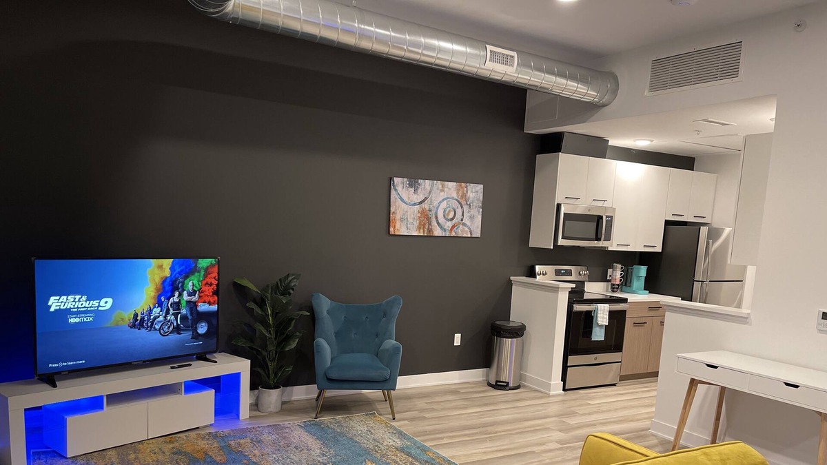 Royal Oak Apartment | Luxury Downtown Royal Oak studio apartment - FREE parking