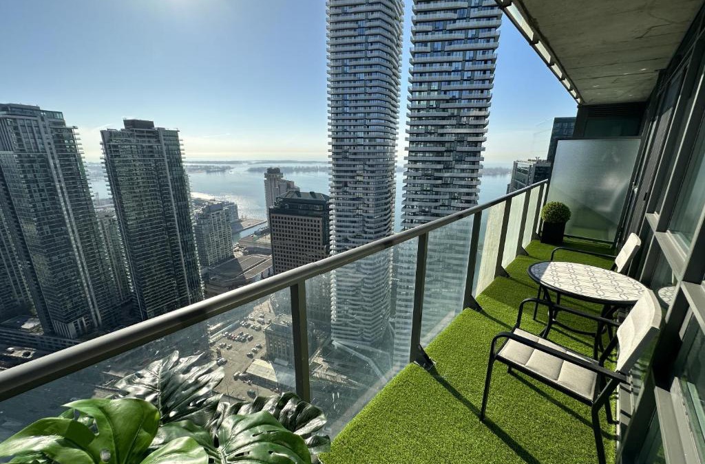 Downtown Toronto Apartment | Luxury Downtown Toronto 2 Bedroom Suite with City and Lake Views and Free Parking