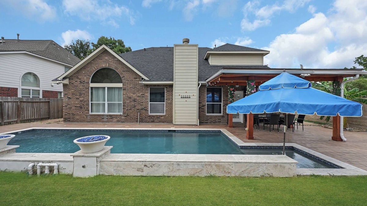 Spring House | Luxury Dream Home with Pool and Surround Sound System. Close to Splash pad, etc.