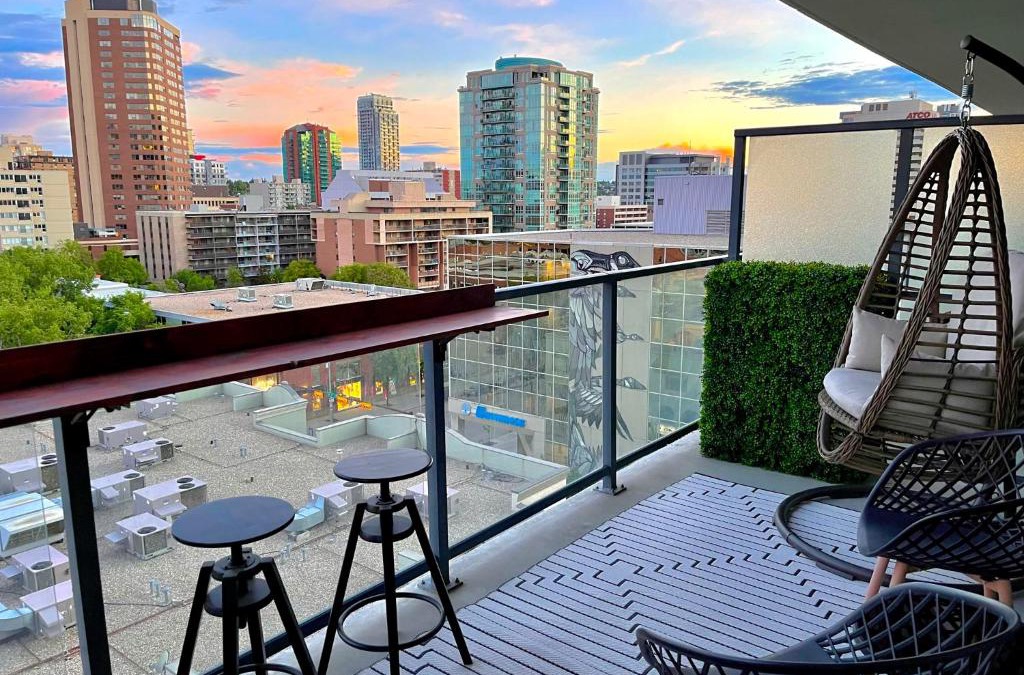 Connaught Apartment | LUXURY DT, 2 Bedroom DEAL, Private Balcony, Full Kitchen, Gym - FREE PARKING