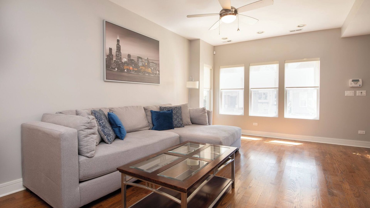 Roscoe Village House | Luxury duplex home in Roscoe Village/Wrigley Field with Free Steet Parking