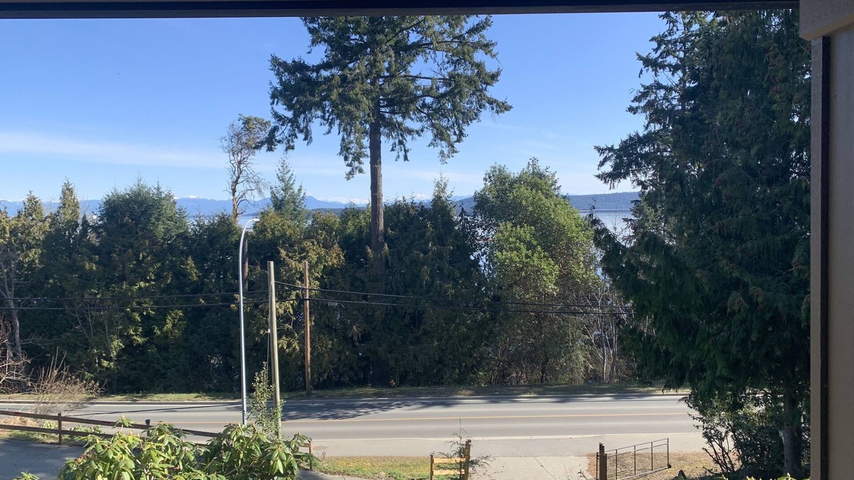 Regional District of Nanaimo House | Luxury “Eagle Nest” retreat with Ocean View/10 min drive to both Ferry Terminals