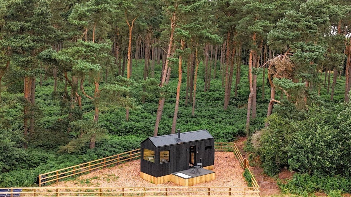 Newcastle-Under-Lyme Cottage | Luxury Eco-Friendly Off-Grid Forest Cabin With Outdoor Bath