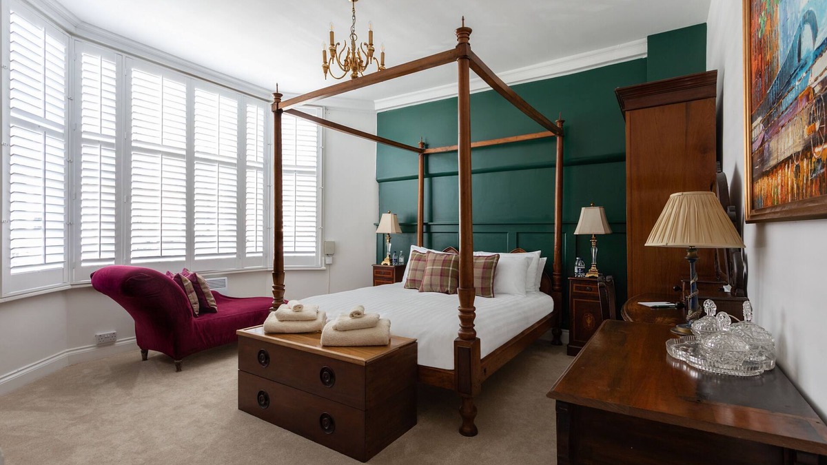 Heybridge Apartment | Luxury En-Suite - The Bright Suite