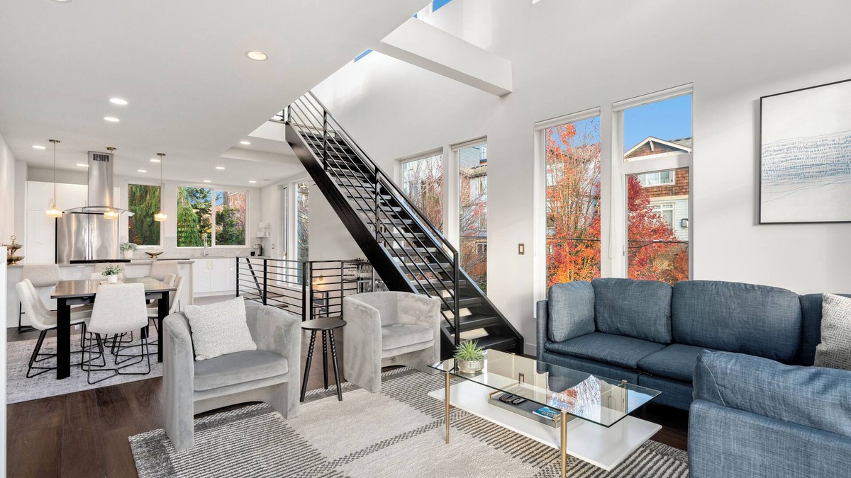 Eastlake House | Luxury End Unit Townhome with Views of Space Needle and Lake Union w/Parking!