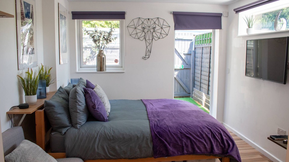 Bishop's Stortford Apartment | Luxury ensuite apartment with terrace and full kitchen