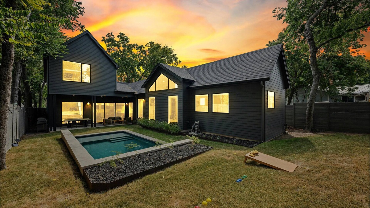Bouldin House | Luxury Escape in Austin’s Iconic Bouldin Creek Perfect Location + Private Pool!