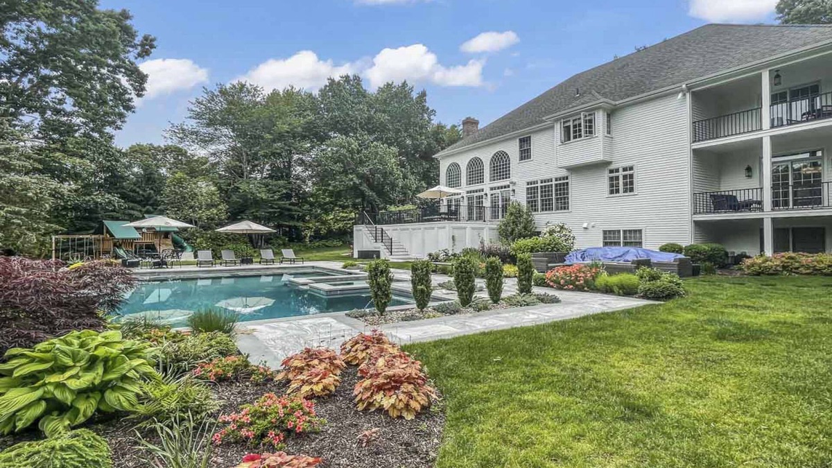 Newtown House | Luxury Escape, seasonal Infinity Pool, HotTub, private yard, lots of space