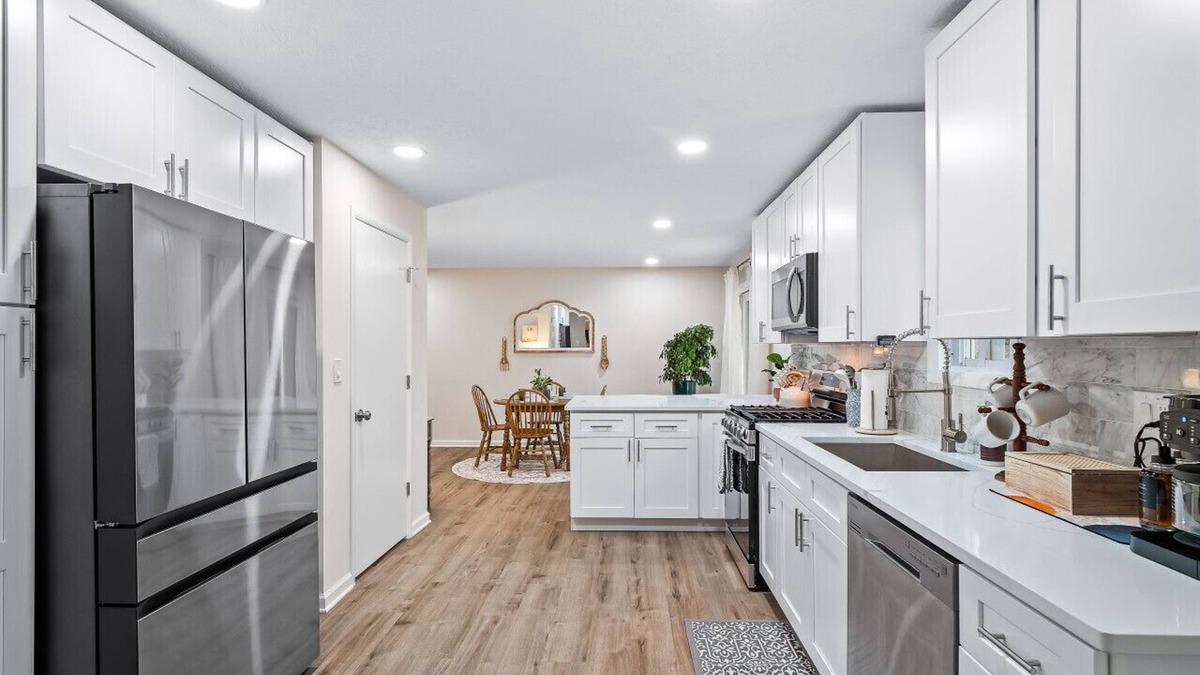 Richmond Heights House | Luxury Escape|Sleeps 8|Game Room|Highland Heights
