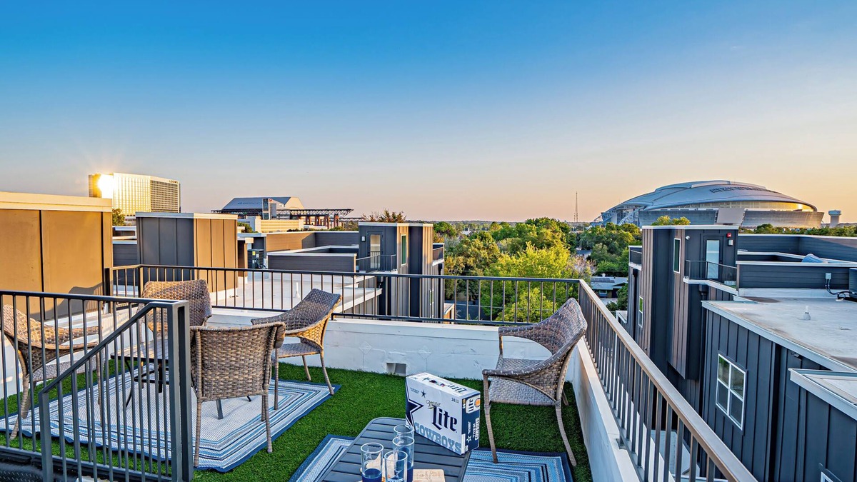 Arlington House | Luxury Escape w/2 Parking Spots, Walk to AT&T