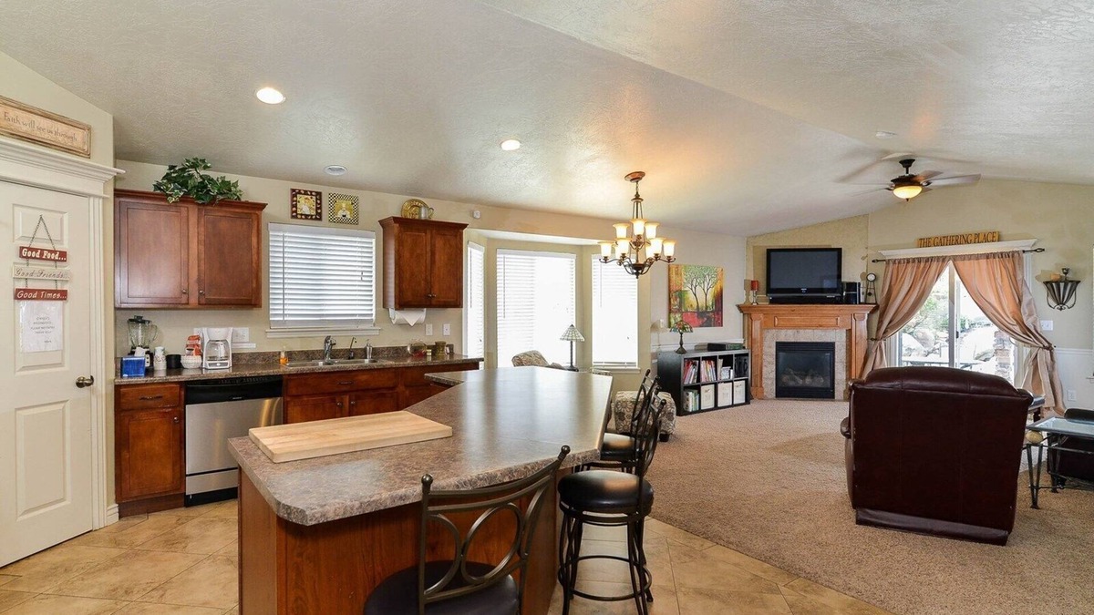 West Valley City House | Luxury Executive Duplex Main Level * Huge Master * Large Kitchen * Fireplace