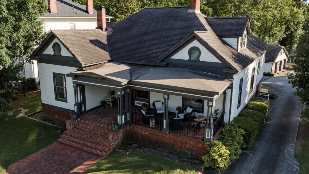 Newnan House | Luxury Fall Retreat Newnan, Steps from Downtown