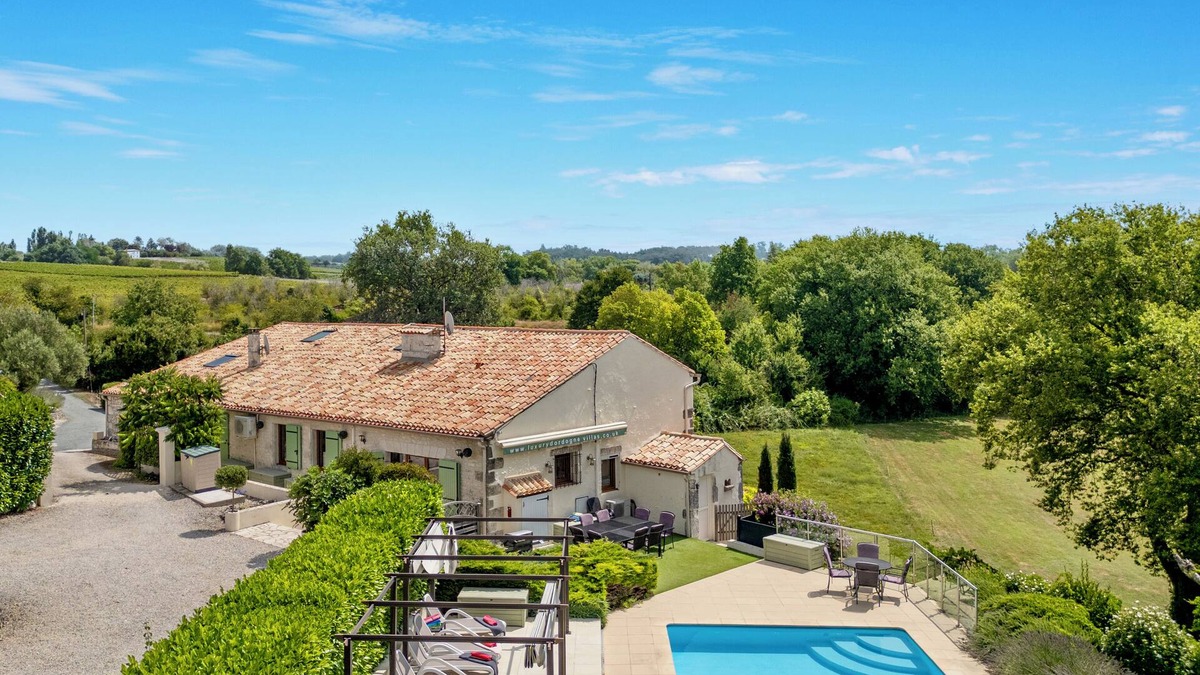 Razac-de-Saussignac Villa | Luxury family villa next to Vigiers golf, restaurants, wine tasting and cycling