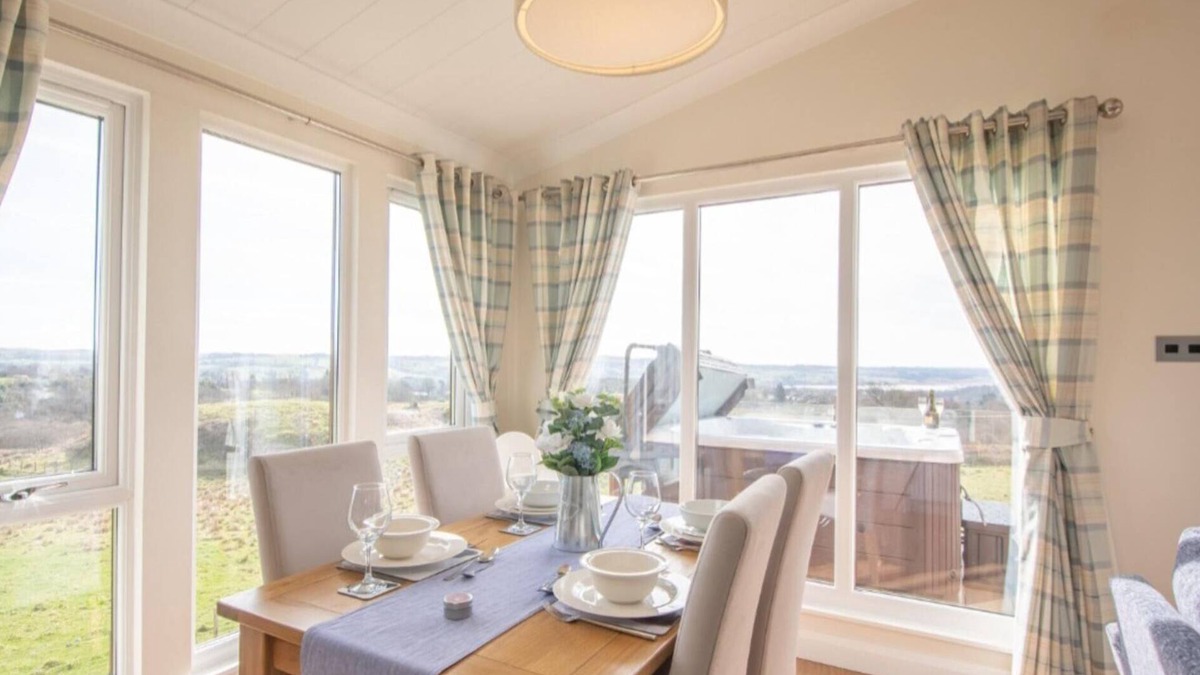Lochwinnoch Cabin | Luxury Family Beechwood Lodge With hot tub