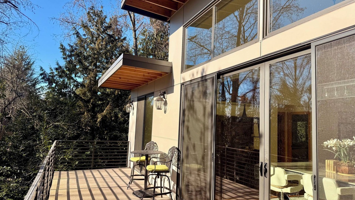 Mercer Island House | Luxury Family Escape: Pet-Friendly Mercer Island Retreat w/Pool Table & Patio