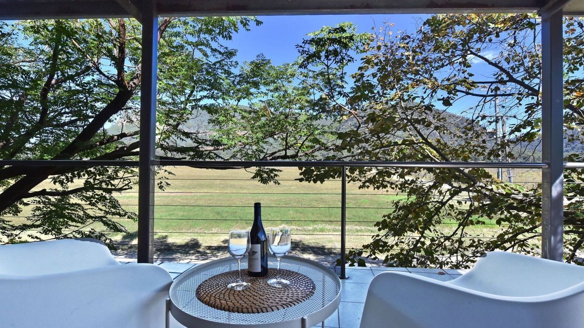 Fordwich House | Luxury Family Escape - Open Living & Commercial Kitchen - Entertainers Paradise at Milbrodale Estate
