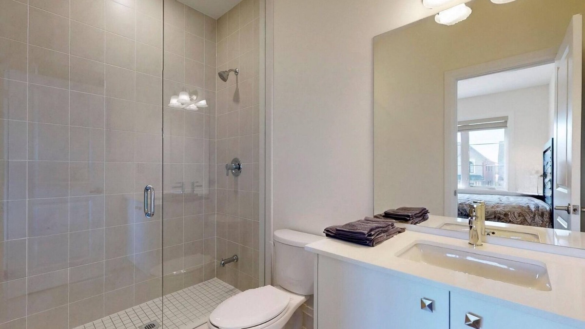Vaughan House | Luxury family home in a quiet neighborhood near Wonderland and Toronto