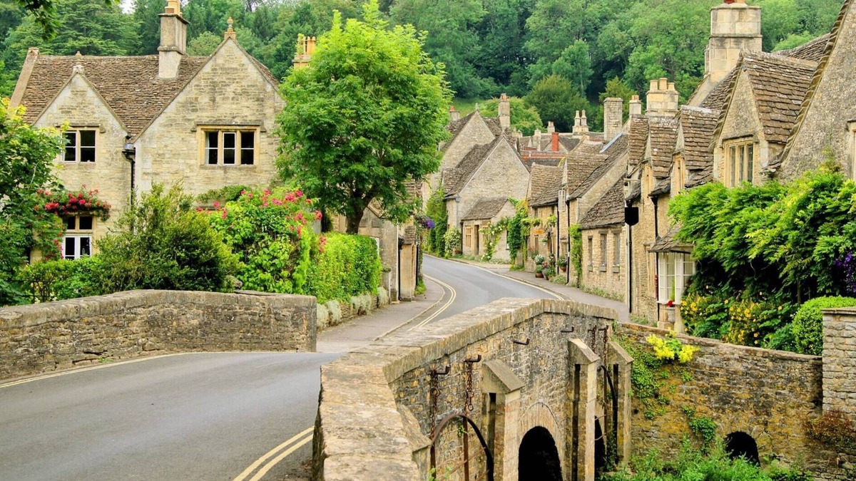 Brackley House | Luxury family home nr Silverstone/Oxford. Sleeps 6