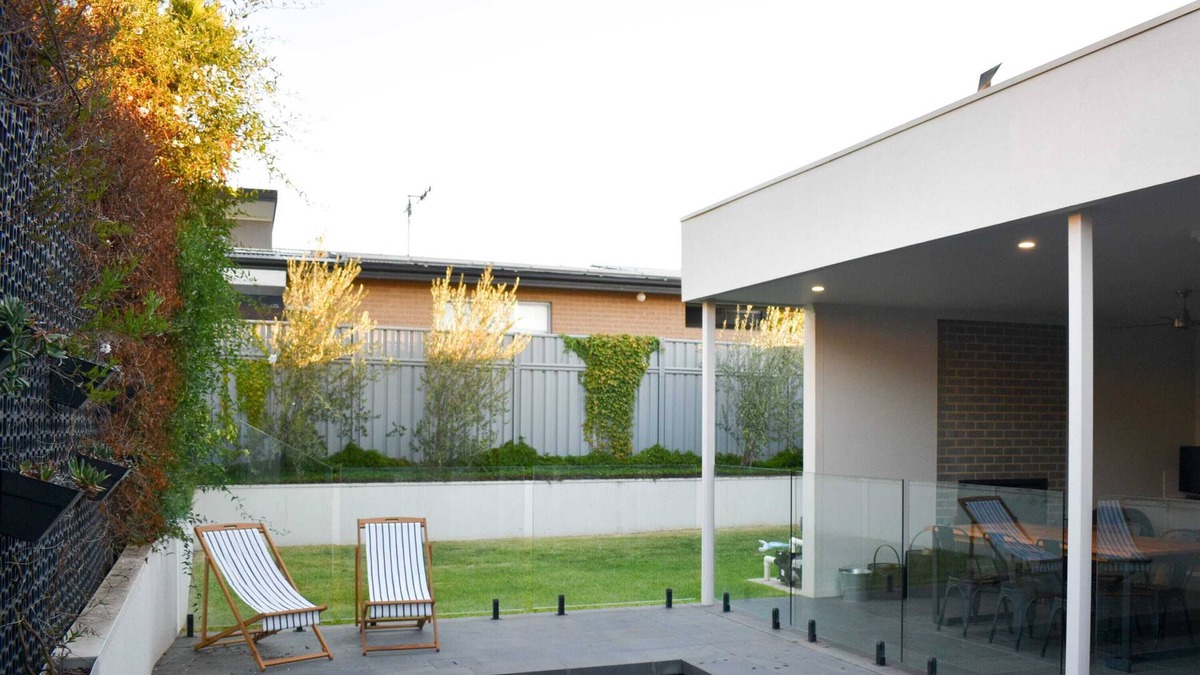 Kennington Apartment | Luxury family home with pool. 3 minutes from CBD.