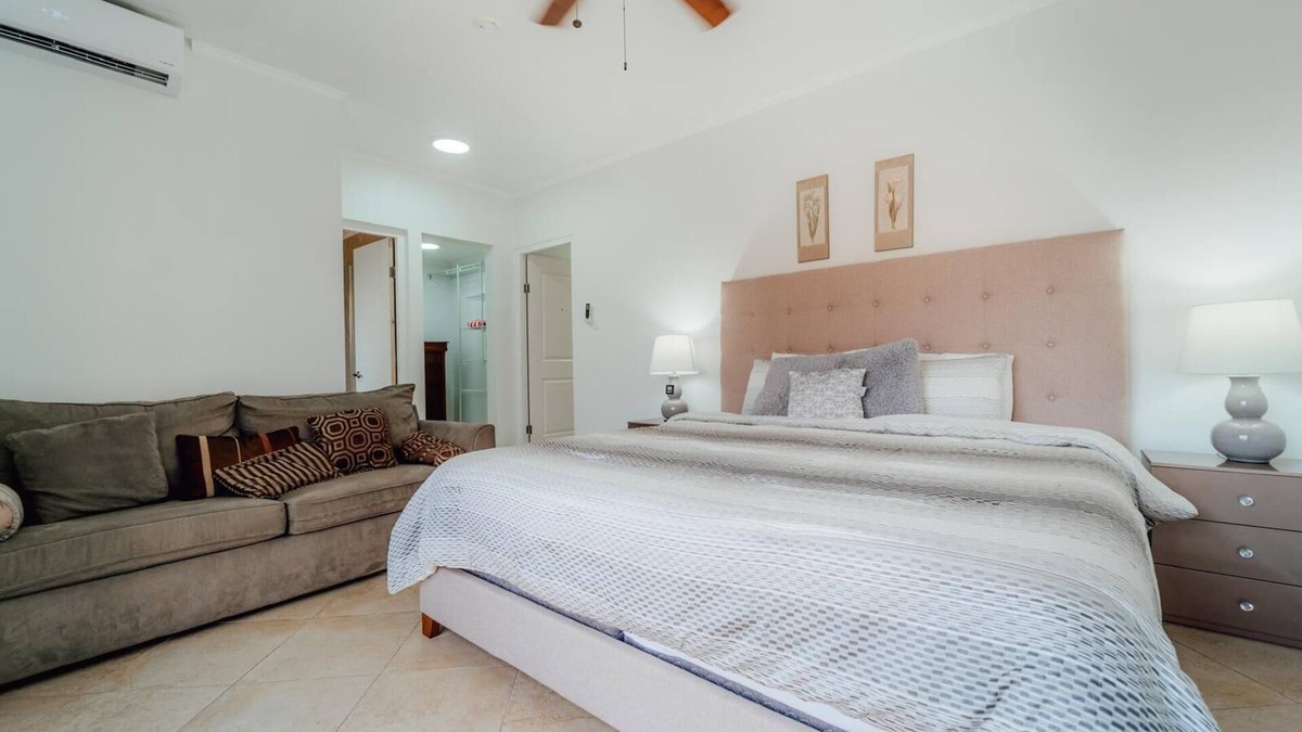 Gold Coast House | Luxury Family Home with Amenities
