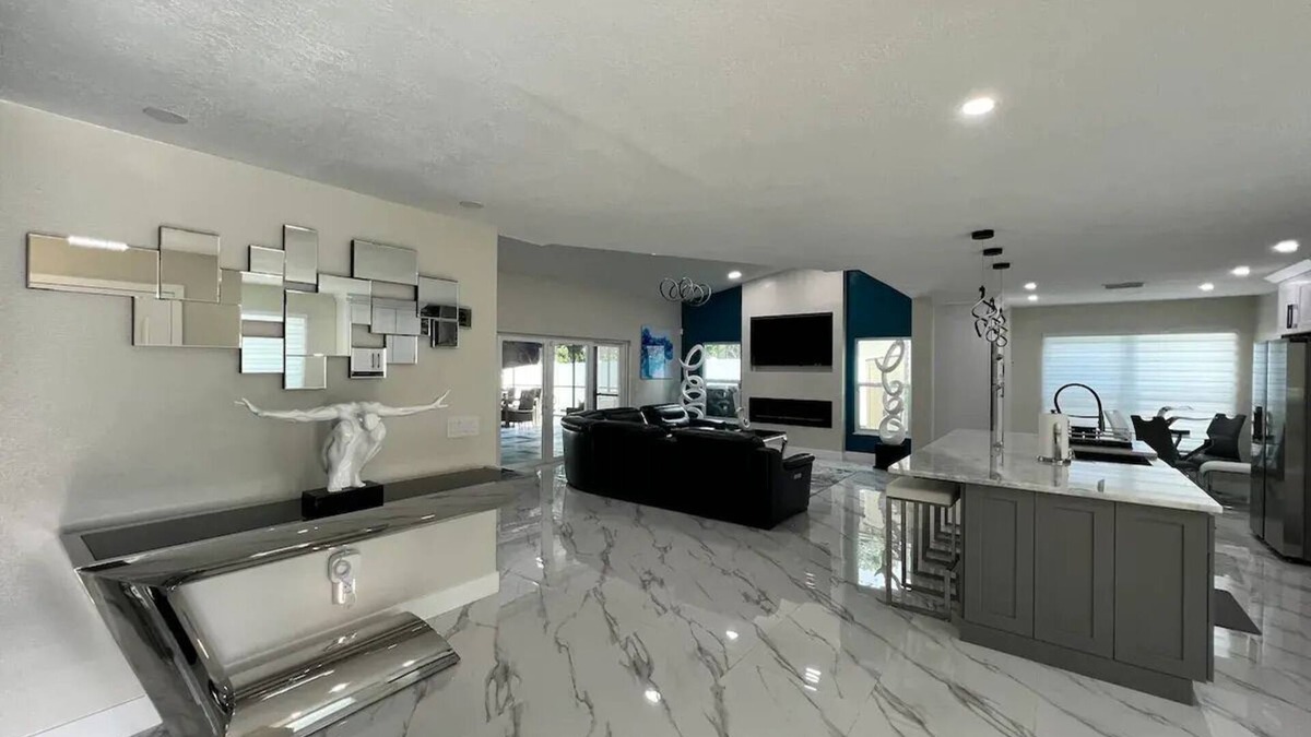 Lakeview Village House | Luxury Family Oasis: Fabulous Screened Pool