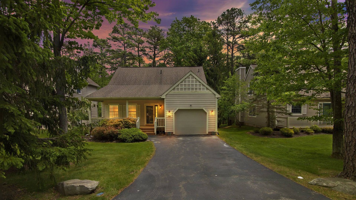 Rowland House | Luxury family value 4 seasons home in the renowned Woodloch Springs Poconos.