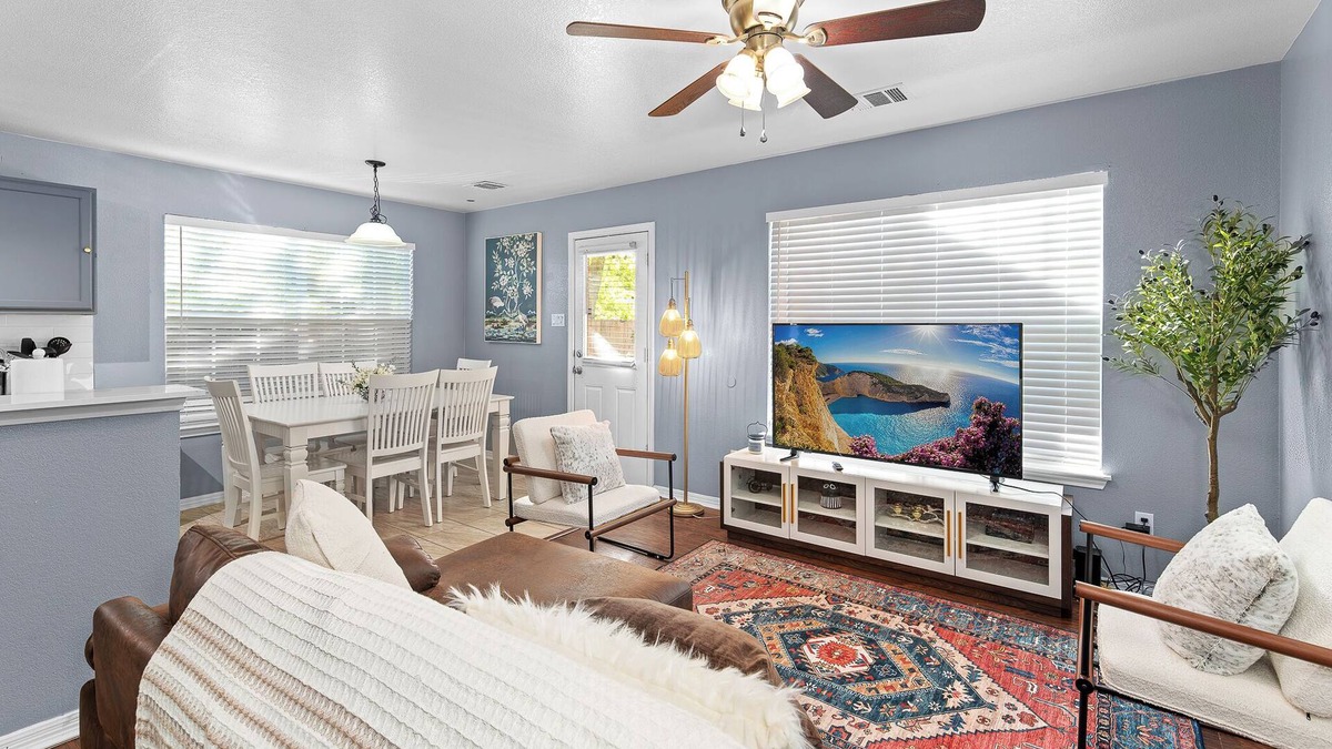 Franklin Park House | Luxury farmhouse A - 10 min from DT - sleeps 10