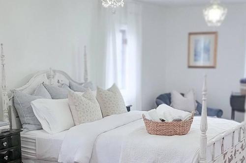 Waterford House | Luxury Farmhouse with Hot Tub on Vineyard