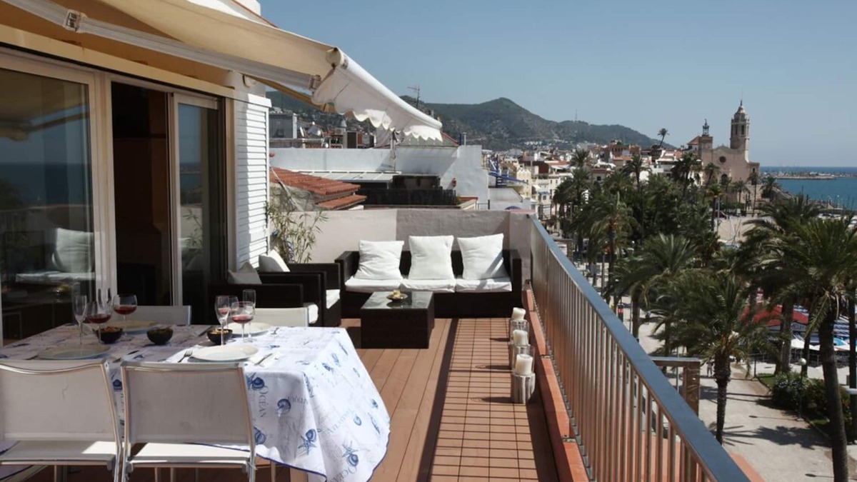 Sitges Town Center Apartment | Luxury flat on the top floor with 50 m² terrace on the waterfront