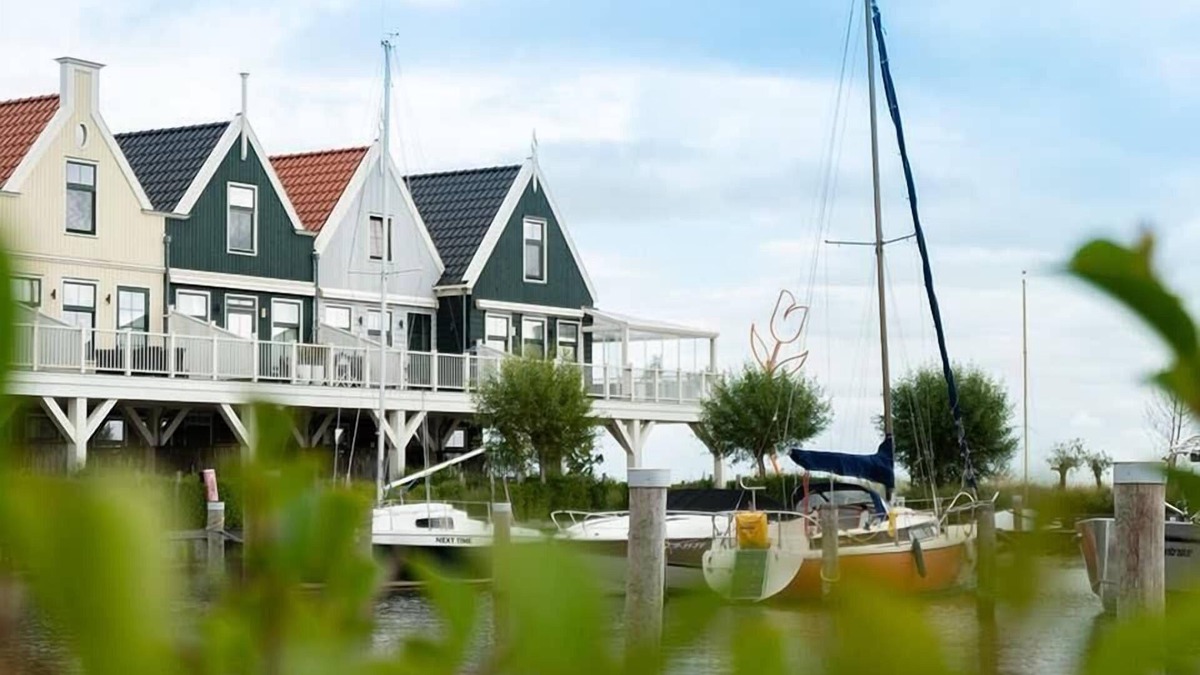 Uitdam House | Luxury flat with 3 bedrooms, 3 bathrooms and glass veranda