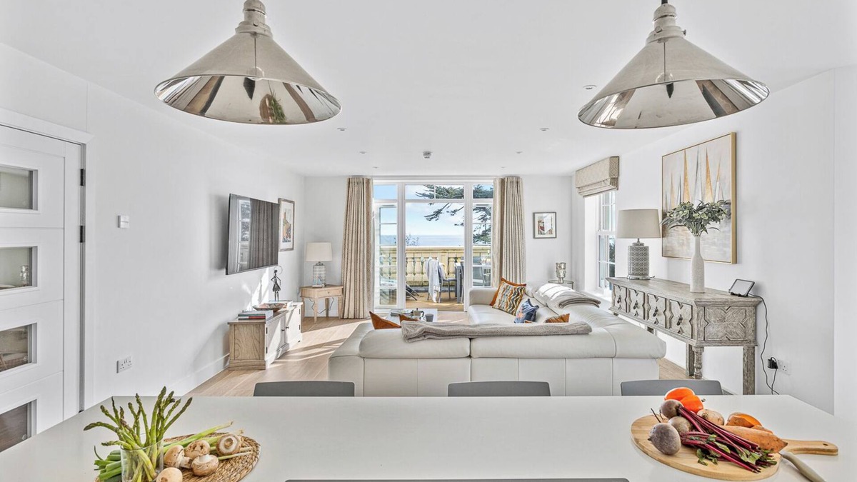 Carlyon Bay Apartment | Luxury for 6 near Fowey & Eden Project - Beach & Golf